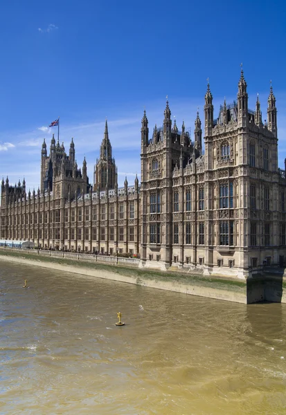 LONDON, UK - MAY 14, 2014: Big Ben and houses of Parliament on the river Thames, London UK — Stock Photo, Image
