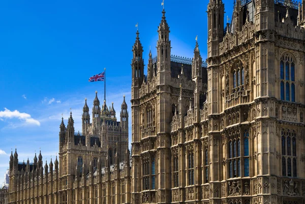 London, İngiltere - 14 Nisan 2014: big Ben'e ve Parlamento Londra İngiltere thames Nehri üzerinde evleri — Stok fotoğraf