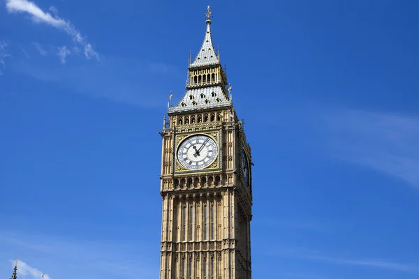 London, İngiltere - 14 Nisan 2014: big Ben'e ve Parlamento Londra İngiltere thames Nehri üzerinde evleri — Stok fotoğraf