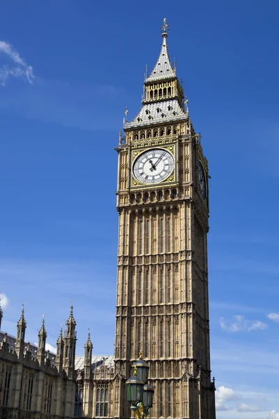 LONDRES, Reino Unido - 14 de mayo de 2014: Big Ben y las casas del Parlamento en el río Támesis, Londres Reino Unido —  Fotos de Stock