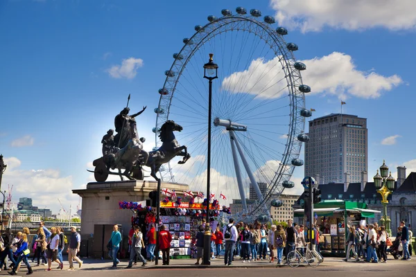 Londýn, Velká Británie - 14 května 2014: london eye je obří kolo v Prátru otevřena 31. prosince 1999, nejznámější turistickou atrakcí v centrum Londýn — Stock fotografie