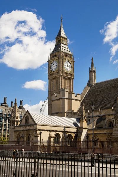 LONDON, UK - JULY 14, 2014: Big Ben and houses of Parliament on the river Thames, London UK — Stock Photo, Image