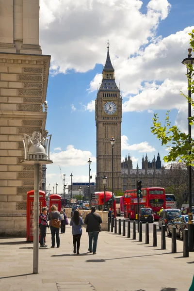 Londra, İngiltere - 14 Temmuz 2014: Big Ben ve river Thames, Londra İngiltere Parlamentosu evleri — Stok fotoğraf