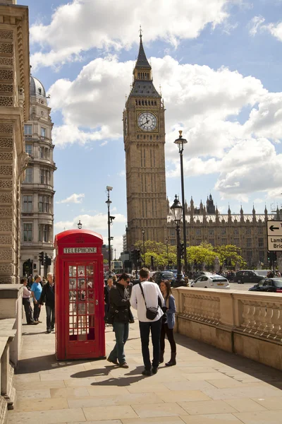 ลอนดอน สหราชอาณาจักร 14 พฤษภาคม ค.ศ. 2014: กล่องโทรศัพท์สีแดงของอังกฤษ ใกล้กับสถานีท่อเวสต์มินสเตอร์ ลอนดอน — ภาพถ่ายสต็อก