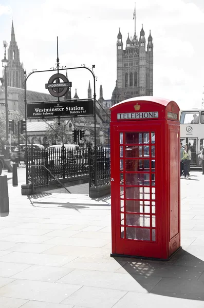LONDRA, Regno Unito - 14 MAGGIO 2014: cabina telefonica rossa britannica vicino alla stazione della metropolitana di Westminster, Londra — Foto Stock
