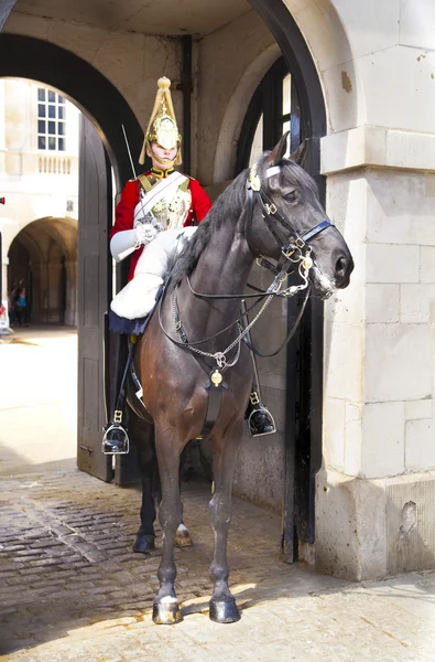 LONDON, UK - MAY 14, 2014: - Members of the Queen's Horse Guard on duty. Horse Guards Parade, London — Stock Photo, Image