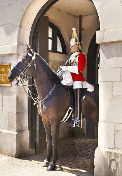 LONDON, UK - MAY 14, 2014: - Members of the Queen's Horse Guard on duty. Horse Guards Parade, London — Stock Photo, Image