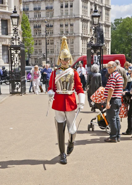 ЛОНДОН, Великобритания - 14 мая 2014 года: - дежурные члены Королевской конной гвардии. Парад конной гвардии — стоковое фото