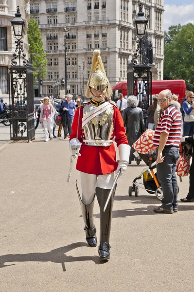 London, İngiltere - 14 Nisan 2014:-queen's at nöbetçi üyeleri. at Muhafızlar parade, Londra — Stok fotoğraf