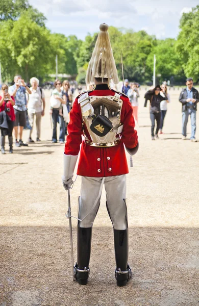 LONDRES, Reino Unido - 14 de mayo de 2014: - Miembros de la Guardia de Caballos de la Reina en servicio. Horse Guards Parade, Londres — Foto de Stock