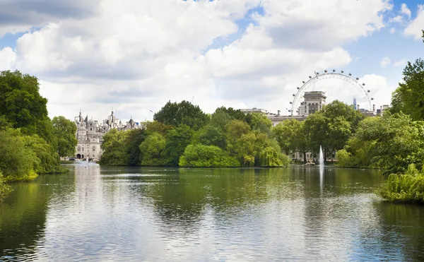 LONDRES, Reino Unido - 14 de mayo de 2014: - St James park, isla natural en medio del ajetreado Londres, (City of Westminster) y el más antiguo de los parques reales — Foto de Stock