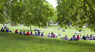 Londra, İngiltere - 14 Mayıs 2014:-St James park, doğa adanın ortasında meşgul Londra, (City Westminster) ve en eski kraliyet parkları