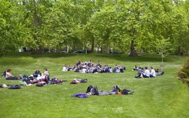 Londra, İngiltere - 14 Mayıs 2014:-St James park, doğa adanın ortasında meşgul Londra, (City Westminster) ve en eski kraliyet parkları
