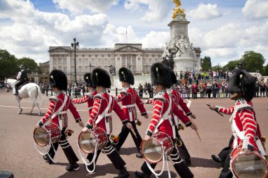 London, İngiltere - 14 Temmuz 2014: victoria Anıtı, Kraliçe victoria, efendim thomas brock tarafından oluşturulan adanmış bir heykelidir. buckingham Sarayı önünde bahçeleri Kraliçe'nin merkezinde yer.