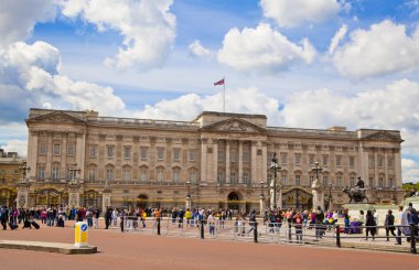 Londra, İngiltere - 14 Mayıs 2014: Buckingham Palace Queen Elizabeth II ve turistik yerler İngiltere'de giriş ve fener ile ana kapıya resmi konutu