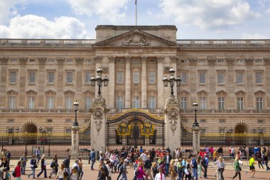 Londra, İngiltere - 14 Mayıs 2014: Buckingham Palace Queen Elizabeth II ve turistik yerler İngiltere'de giriş ve fener ile ana kapıya resmi konutu