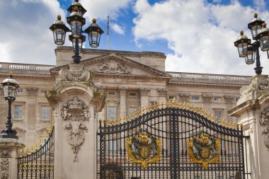 Londra, İngiltere - 14 Mayıs 2014: Buckingham Palace Queen Elizabeth II ve turistik yerler İngiltere'de giriş ve fener ile ana kapıya resmi konutu