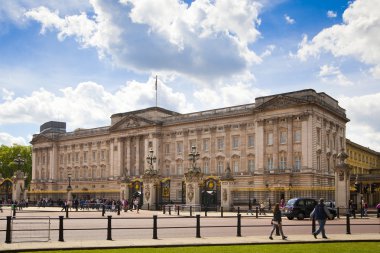 Londra, İngiltere - 14 Mayıs 2014: Buckingham Palace Queen Elizabeth II ve turistik yerler İngiltere'de giriş ve fener ile ana kapıya resmi konutu