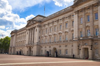 Londra, İngiltere - 14 Mayıs 2014: Buckingham Palace Queen Elizabeth II ve turistik yerler İngiltere'de giriş ve fener ile ana kapıya resmi konutu