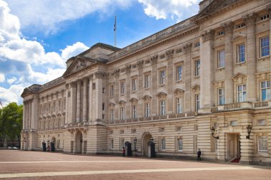 Londra, İngiltere - 14 Mayıs 2014: Buckingham Palace Queen Elizabeth II ve turistik yerler İngiltere'de giriş ve fener ile ana kapıya resmi konutu