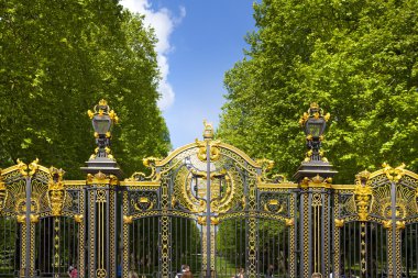 Londra, İngiltere - 14 Mayıs 2014: Buckingham Palace Queen Elizabeth II ve turistik yerler İngiltere'de giriş ve fener ile ana kapıya resmi konutu