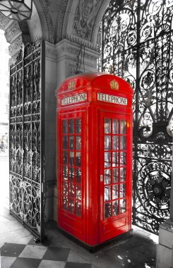 London, İngiltere - ö. 6 Temmuz 2014: İngiliz kırmızı ikonik telefon kulübesi yanında St paul Katedrali