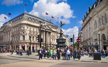 london, uk - 14 Mayıs 2014: insanlar ve Piccadilly Circus trafik. romantik dates.square için ünlü yer naip sokak katılmak için 1819 yılında inşa edildi