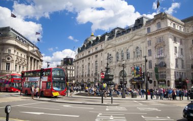 london, uk - 14 Mayıs 2014: insanlar ve Piccadilly Circus trafik. romantik dates.square için ünlü yer naip sokak katılmak için 1819 yılında inşa edildi