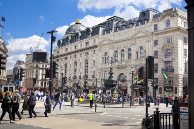 london, uk - 14 Mayıs 2014: insanlar ve Piccadilly Circus trafik. romantik dates.square için ünlü yer naip sokak katılmak için 1819 yılında inşa edildi