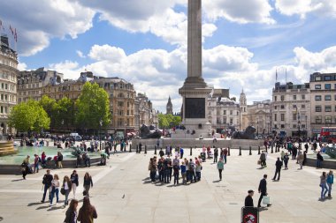 London, İngiltere - 14 Nisan 2014 Ulusal Galerisi, nelson Anıtı. çok turist ile Trafalgar Meydanı