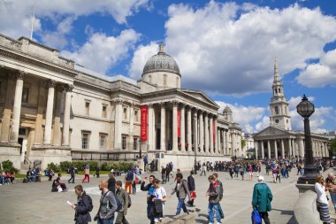 London, İngiltere - 14 Nisan 2014 Ulusal Galerisi, nelson Anıtı. çok turist ile Trafalgar Meydanı