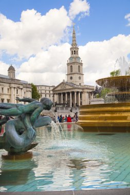 London, İngiltere - 14 Nisan 2014 Ulusal Galerisi, nelson Anıtı. çok turist ile Trafalgar Meydanı