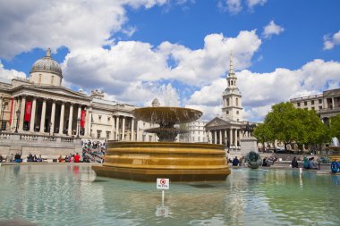 London, İngiltere - 14 Nisan 2014 Ulusal Galerisi, nelson Anıtı. çok turist ile Trafalgar Meydanı