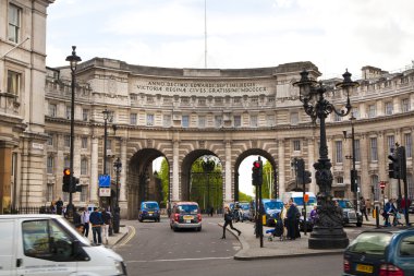 London, İngiltere - 14 Nisan 2014: admiralty arch Londra trafalgar Meydanı, alışveriş merkezine buckingham Sarayı ile önde gelen yaya yolu