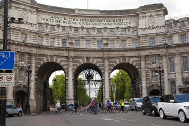 London, İngiltere - 14 Nisan 2014: admiralty arch Londra trafalgar Meydanı, alışveriş merkezine buckingham Sarayı ile önde gelen yaya yolu
