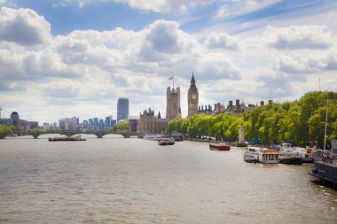 Londra, İngiltere - 14 Temmuz 2014: Big Ben ve river Thames, Londra İngiltere Parlamentosu evleri
