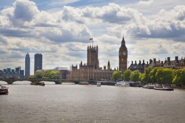 Londra, İngiltere - 14 Temmuz 2014: Big Ben ve river Thames, Londra İngiltere Parlamentosu evleri