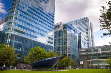 London, İngiltere - 24 Haziran 2014: modern mimarinin canary wharf önde gelen global finans merkezi