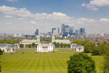 Londra İngiltere - 15 Mayıs 2014: İş bölgesi eski İngilizce Park Greenwich, Güney Londra Canary Wharf görünümü