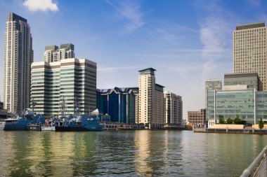 London, İngiltere - 14 Temmuz 2014: canary wharf ARIA önde gelen Merkezi Küresel finans, bankacılık, ortam, sigorta vs ofis binaları mimarisini modern Cam