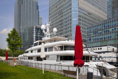 Londra İngiltere - 7 Mayıs 2014: Canary Wharf, modern Cam gökdelenler karşı dayalı Özel yat