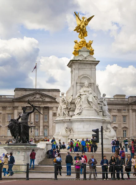 ロンドン、イギリス - 2014 年 7 月 14 日: ビクトリア記念碑は専用卿トマス brock によって作成されたビクトリア女王に彫刻。バッキンガム宮殿の前に女王の庭の中心に配置. — ストック写真