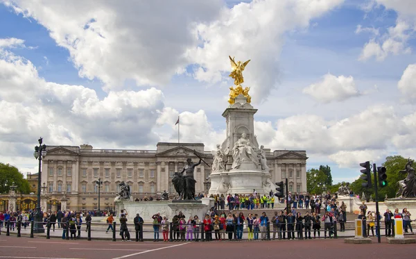 London, uk - 14. juli 2014: das victoria-denkmal ist eine skulptur der königin victoria gewidmet, geschaffen von sir thomas brock. im Zentrum der Gärten der Königin vor dem Palast von Buckingham. — Stockfoto