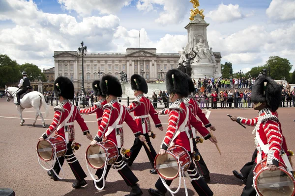 LONDRA, UK - 14 LUGLIO 2014: Il Victoria Memorial è una scultura dedicata alla Regina Vittoria, creata da Sir Thomas Brock. Situato al centro di Queen's Gardens di fronte a Buckingham Palace . — Foto Stock