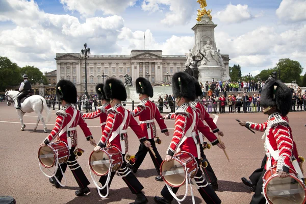 London, İngiltere - 14 Temmuz 2014: victoria Anıtı, Kraliçe victoria, efendim thomas brock tarafından oluşturulan adanmış bir heykelidir. buckingham Sarayı önünde bahçeleri Kraliçe'nin merkezinde yer. — Stok fotoğraf