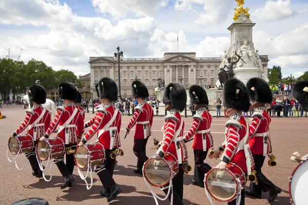 London, Storbritannien - 14 juli 2014: victoria memorial är en skulptur tillägnad drottning victoria, skapad av sir thomas brock. placeras i centrum för drottningens trädgårdar framför buckingham palace. — Stockfoto