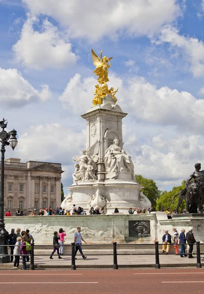 LONDON, UK - JULY 14, 2014: The Victoria Memorial is a sculpture dedicated to Queen Victoria, created by Sir Thomas Brock. Placed at the centre of Queen's Gardens in front of Buckingham Palace. — Stock Photo, Image