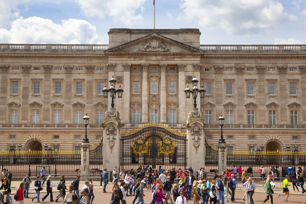 LONDON, UK - MAY 14, 2014: Buckingham Palace the official residence of Queen Elizabeth II and one of the major tourist destinations U.K. Entrance and main gate with lanterns — Stock Photo, Image