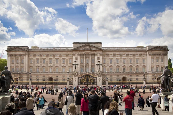 LONDRES, ROYAUME-UNI - 14 MAI 2014 : Buckingham Palace résidence officielle de la reine Elizabeth II et l'une des principales destinations touristiques du Royaume-Uni Entrée et porte principale avec lanternes — Photo