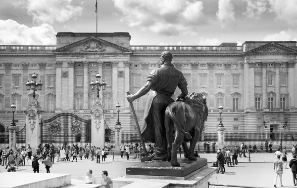 Londra, İngiltere - 14 Mayıs 2014: Buckingham Palace Queen Elizabeth II ve turistik yerler İngiltere'de giriş ve fener ile ana kapıya resmi konutu — Stok fotoğraf